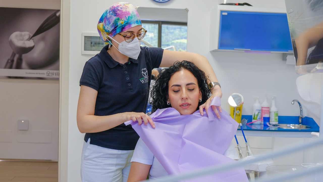 Igiene Orale con la Tecnica GBT: La Soluzione Ideale per Denti Sensibili 10 sbiancamento denti trento