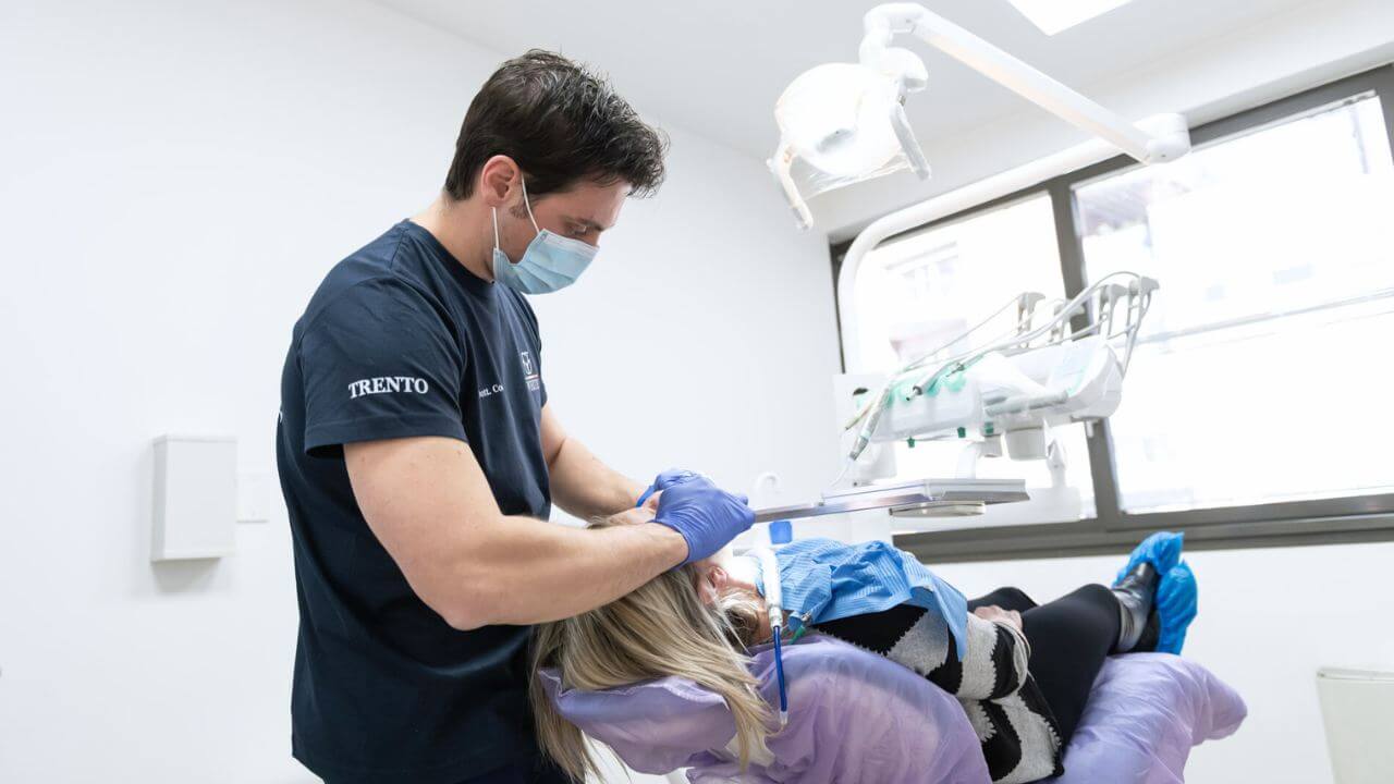 Visita per scegliere meglio dentiera o impianto - Studi White Trento