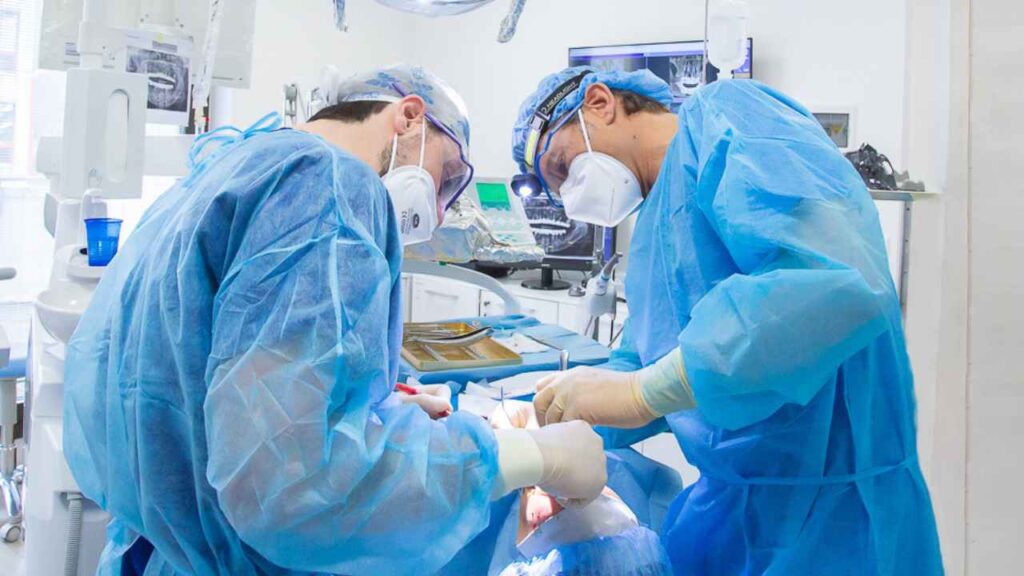 Dentiera o Impianti Dentali? Vantaggi e Svantaggi delle Protesi Dentali e degli Impianti - Consigli del Dottor Costa 2 impianti dentali