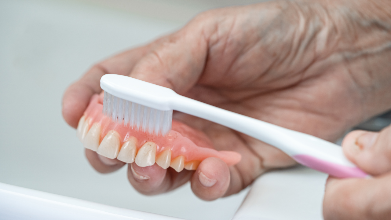 Meglio dentiera o impianto: confronto clinico - Studi White Trento