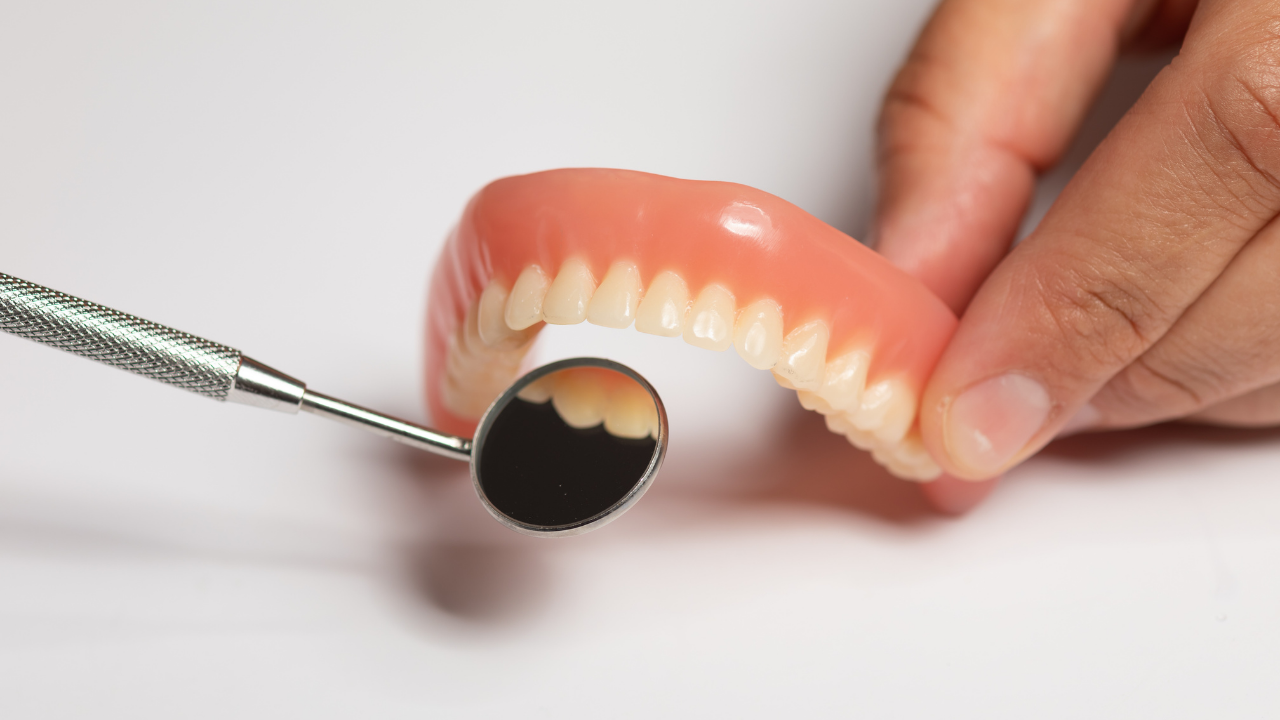 Meglio dentiera o impianto - protesi rimovibile Studi White Trento