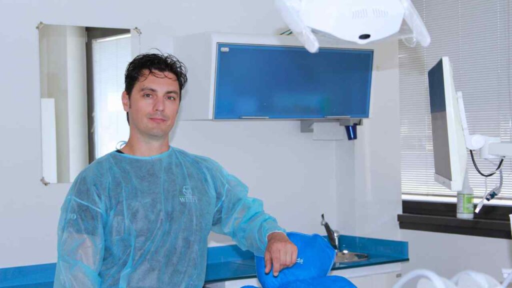 Il Comfort del Paziente al Centro: L'Approccio del Dottor Costa 3 dottor Alessandro Costa dentista trento