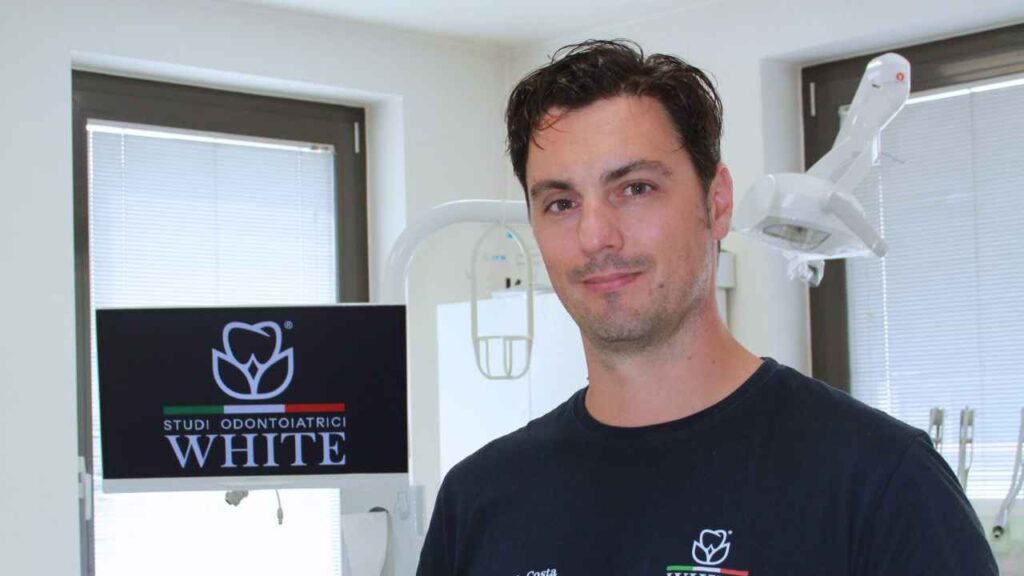 Dentiera o Impianti Dentali? Vantaggi e Svantaggi delle Protesi Dentali e degli Impianti - Consigli del Dottor Costa 1 dentiera o impianti dentali
