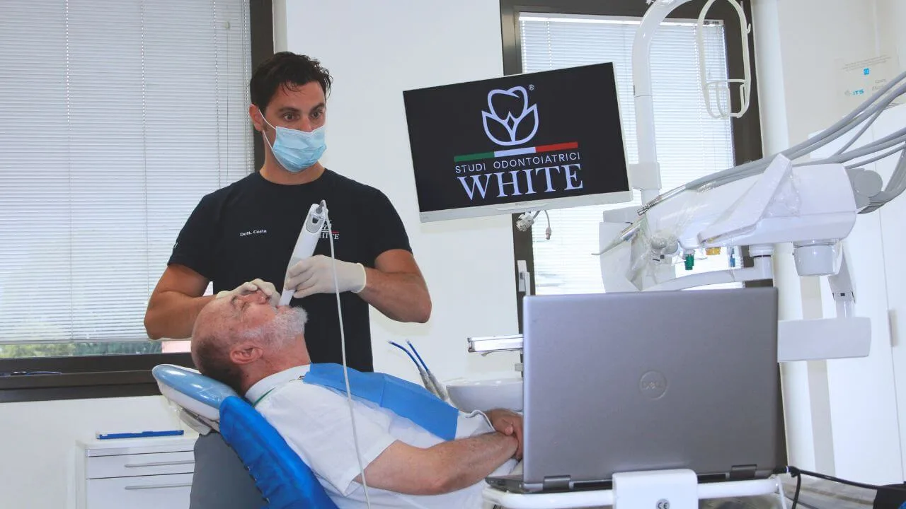 Studio dentistico moderno e innovativo: la sala visita degli Studi WHITE a Trento
