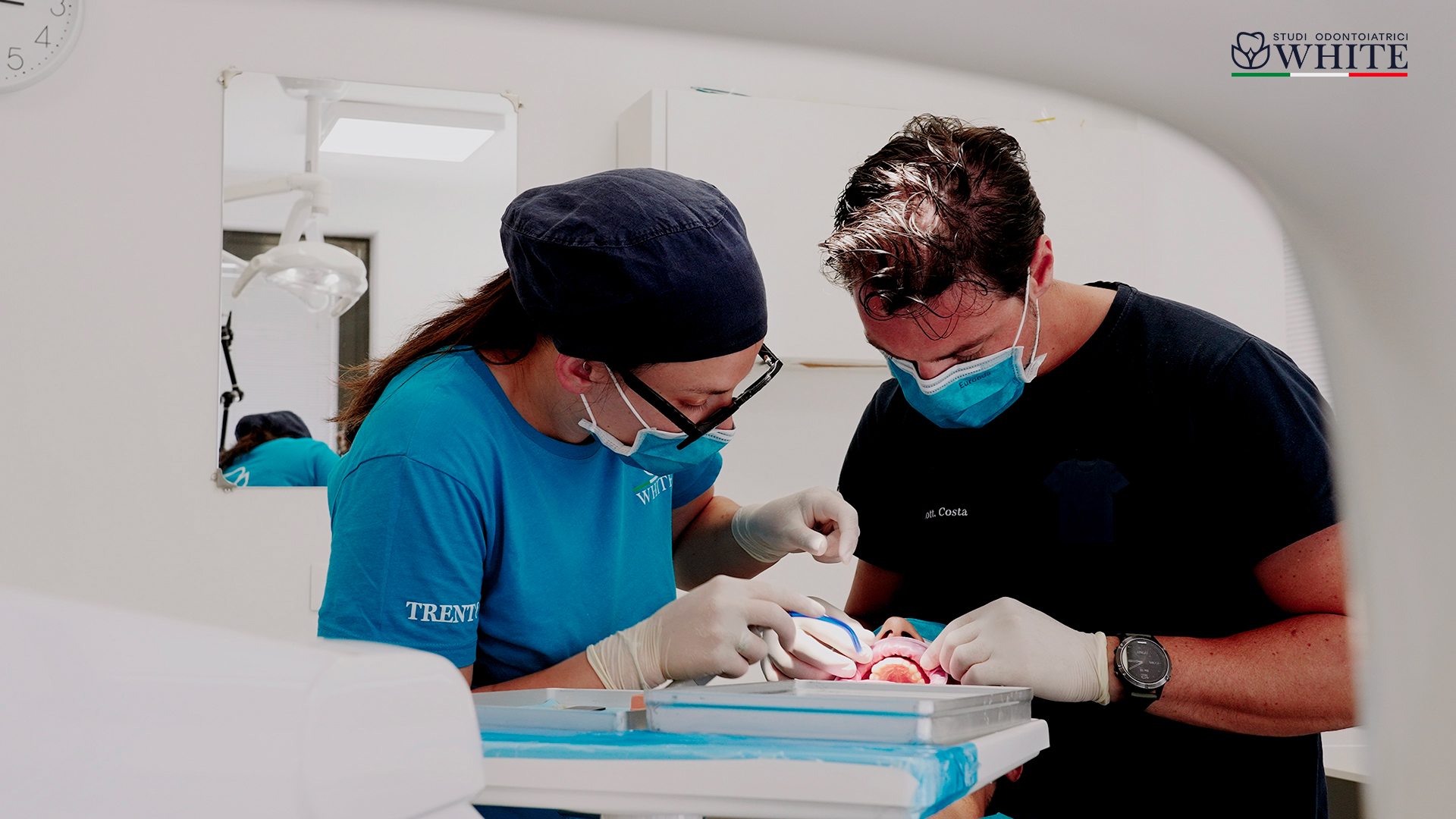 Il team degli Studi Odontoiatrici WHITE a Trento si prepara per un trattamento odontoiatrico