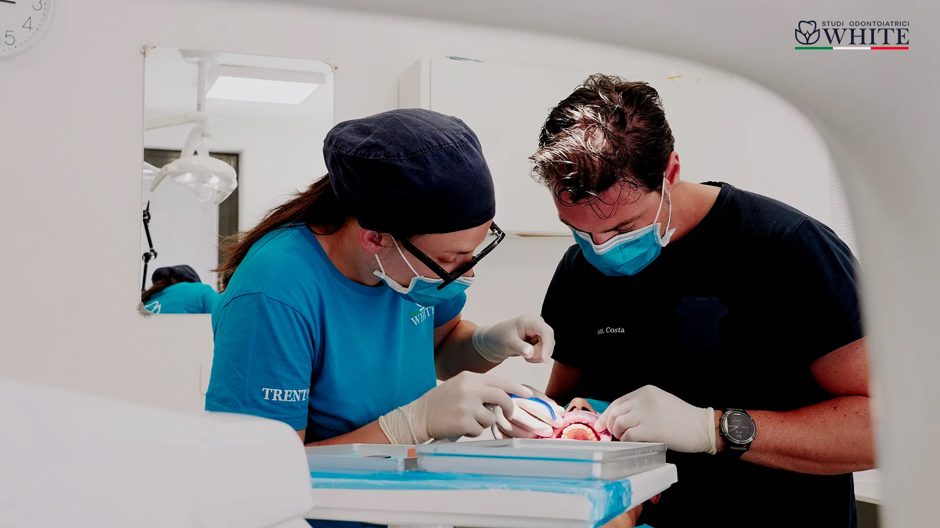Il team degli Studi Odontoiatrici WHITE a Trento si prepara per un trattamento odontoiatrico